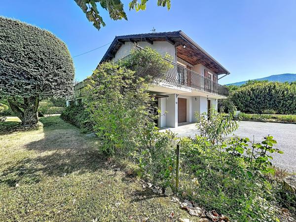 Maison à rénover en plein centre de Cranves-Sales