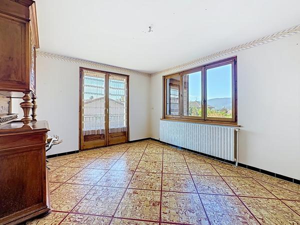 Maison à rénover en plein centre de Cranves-Sales