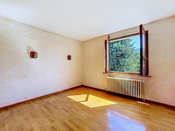 Maison à rénover en plein centre de Cranves-Sales