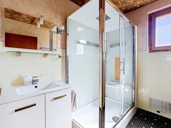Maison à rénover en plein centre de Cranves-Sales