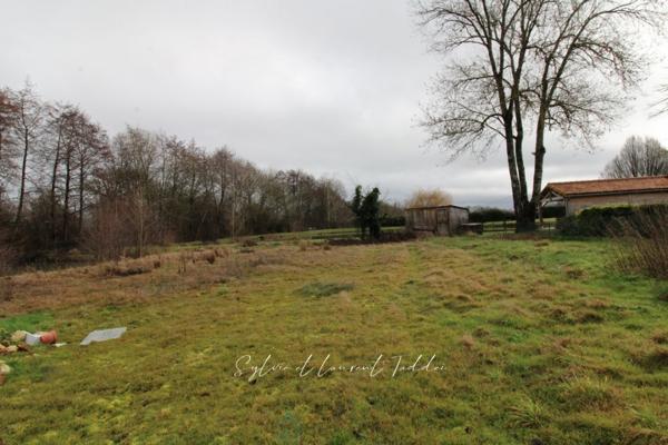 MAISON EN PIERRE A RENOVER - ENVIRONNEMENT CALME ET PRESERVE