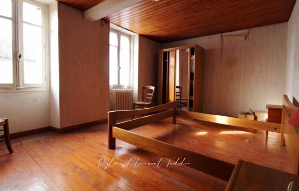 MAISON EN PIERRE A RENOVER - ENVIRONNEMENT CALME ET PRESERVE