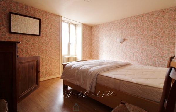 MAISON EN PIERRE A RENOVER - ENVIRONNEMENT CALME ET PRESERVE