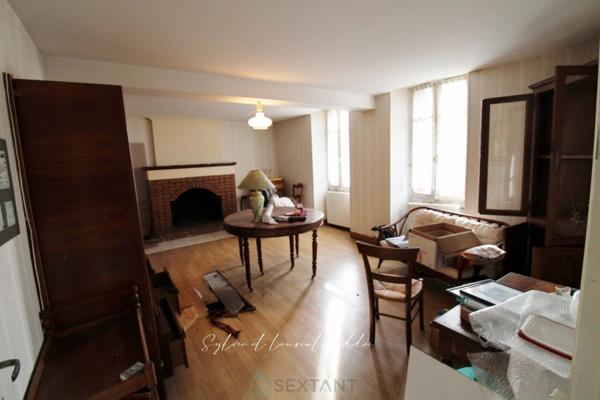 MAISON EN PIERRE A RENOVER - ENVIRONNEMENT CALME ET PRESERVE