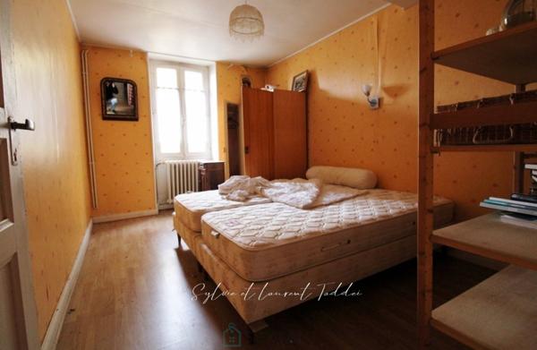 MAISON EN PIERRE A RENOVER - ENVIRONNEMENT CALME ET PRESERVE