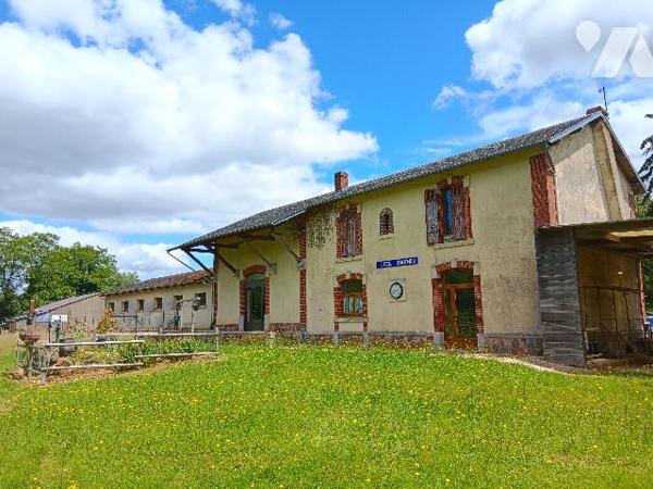 , ancienne gare rénovée en maison d'habitation comprenant :