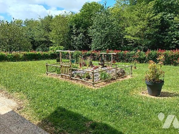 , ancienne gare rénovée en maison d'habitation comprenant :