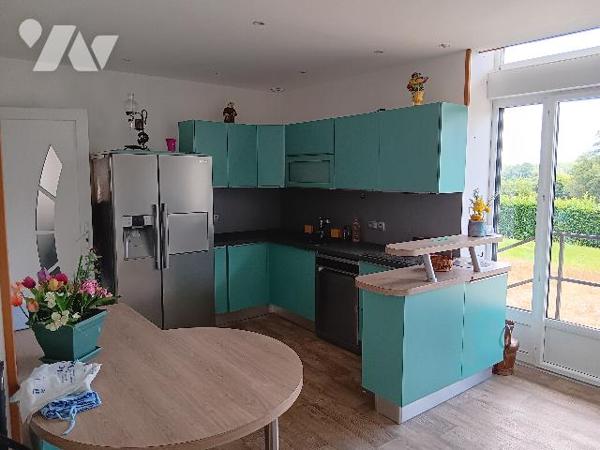 , ancienne gare rénovée en maison d'habitation comprenant :