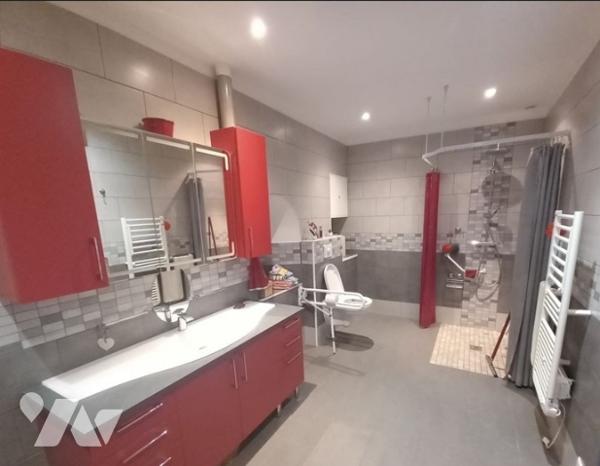 , ancienne gare rénovée en maison d'habitation comprenant :