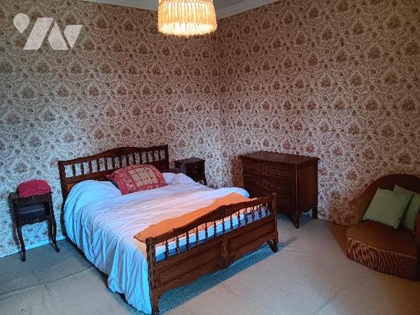 , ancienne gare rénovée en maison d'habitation comprenant :