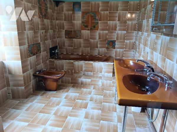 , ancienne gare rénovée en maison d'habitation comprenant :