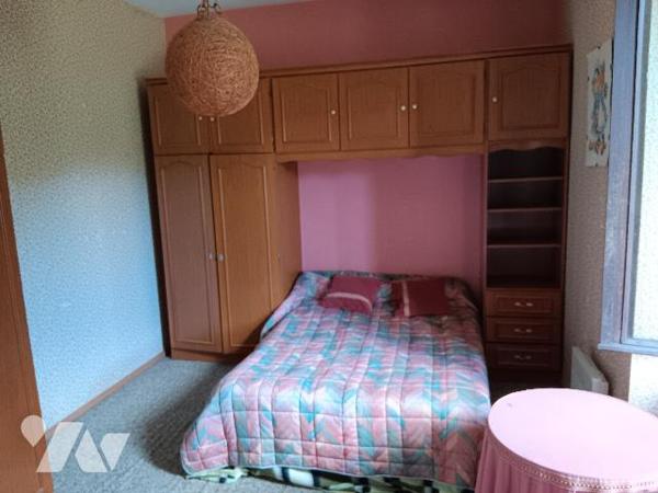 , ancienne gare rénovée en maison d'habitation comprenant :