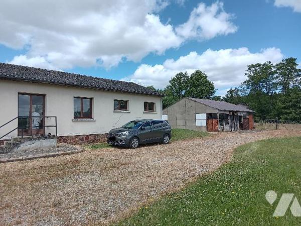 , ancienne gare rénovée en maison d'habitation comprenant :