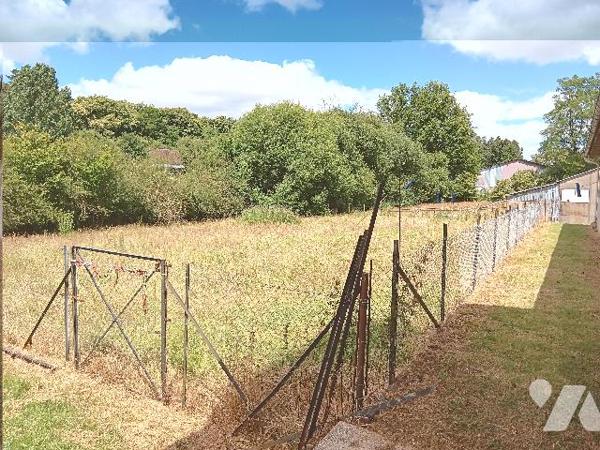 , ancienne gare rénovée en maison d'habitation comprenant :