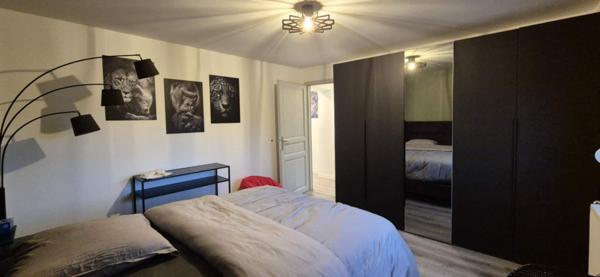 PLAISANT DUPLEX RENOVE AVEC TERRAIN + STATIONEMENTS.