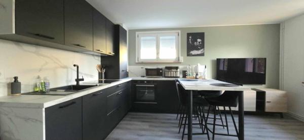 PLAISANT DUPLEX RENOVE AVEC TERRAIN + STATIONEMENTS.