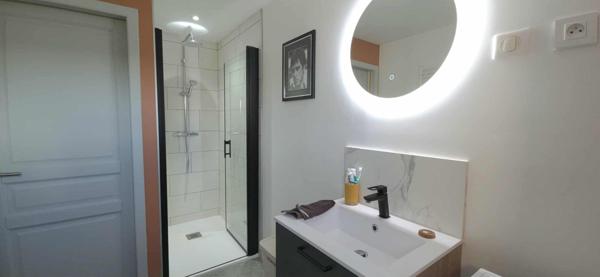 PLAISANT DUPLEX RENOVE AVEC TERRAIN + STATIONEMENTS.