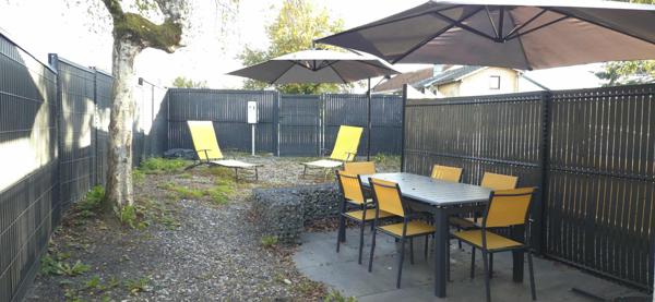 PLAISANT DUPLEX RENOVE AVEC TERRAIN + STATIONEMENTS.