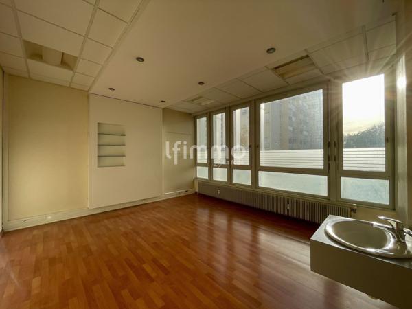 Spacieux et lumineux locaux professionnels au coeur du centre ville