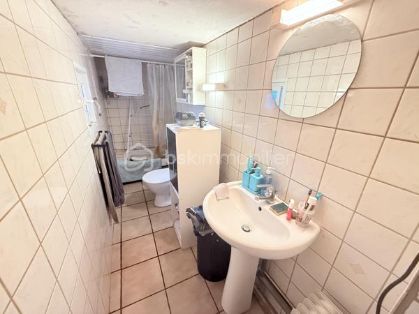 Maison en pierre – Saint-Rémy-sur-Orne- 5 min de Thury-Harcourt-Le Hom 

Située au cœur de la vallée de l’Orne, dans le charmant village de Saint-Rémy-sur-Orne, cette maison en pierre pleine de caractère offre un beau potentiel de rénovation.
D’une surface habitable d’environ 46 m², elle se compose :

🔹 Au rez-de-chaussée :
-  Pièce à vivre
-  Coin cuisine
-  Salle d’eau avec WC

🔹 À l’étage :
-  Deux chambres, dont une en enfilade

✨ Atouts charme :
-  Parquet ancien
-  Belle hauteur sous plafond
-  Exposition Est, offrant une belle luminosité naturelle

🪟 Équipements :
-  Menuiseries PVC double vitrage
-  Volets roulants électriques à l’étage

🌳 Extérieurs :
-  Terrain d’environ 280 m²
-  Garage 

🔧 Travaux de rénovation à prévoir, idéal primo-accédant
📍 Environnement calme, proche de la nature, à seulement quelques minutes de Thury-Harcourt et des axes principaux.
👉 Une opportunité rare pour les amateurs de pierre et d’authenticité, souhaitant personnaliser leur futur chez-soi.