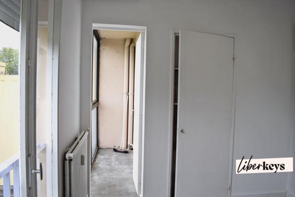 Appartement rénové T3 de 58 m² au 3ᵉ étage d’une résidence calme avec grand parc arboré.
