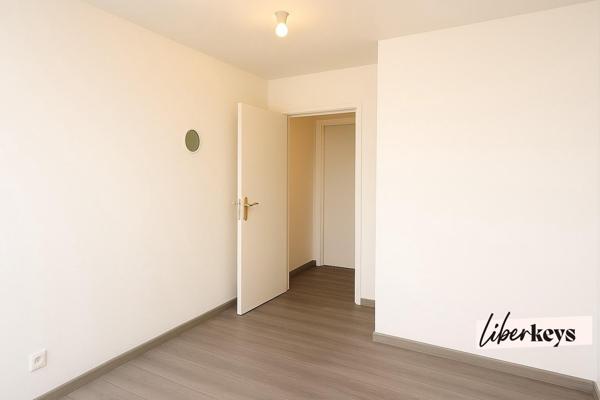 Appartement rénové T3 de 58 m² au 3ᵉ étage d’une résidence calme avec grand parc arboré.