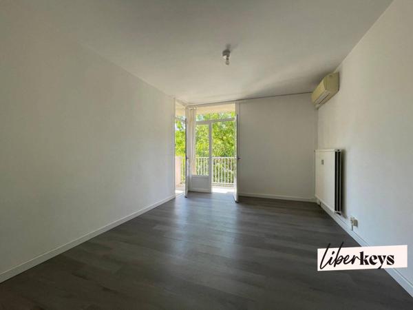 Appartement rénové T3 de 58 m² au 3ᵉ étage d’une résidence calme avec grand parc arboré.
