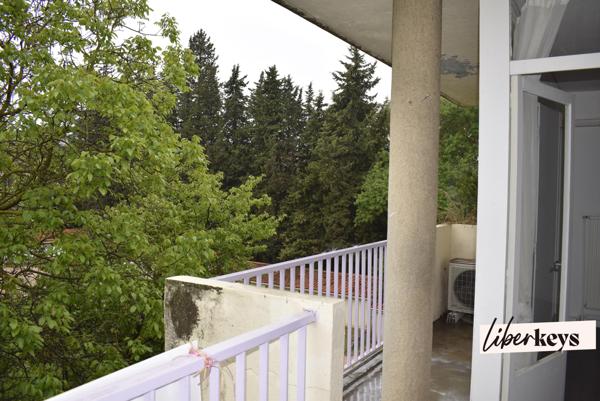 Appartement rénové T3 de 58 m² au 3ᵉ étage d’une résidence calme avec grand parc arboré.