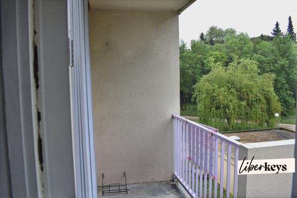 Appartement rénové T3 de 58 m² au 3ᵉ étage d’une résidence calme avec grand parc arboré.