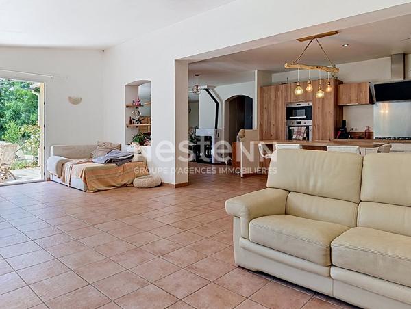 Maison 6 pièces à vendre à Saint Vallier de Thiey avec piscine et grand terrain
