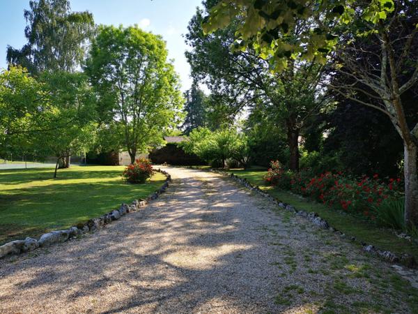 Propriété avec piscine, court de tennis et accès Dordogne