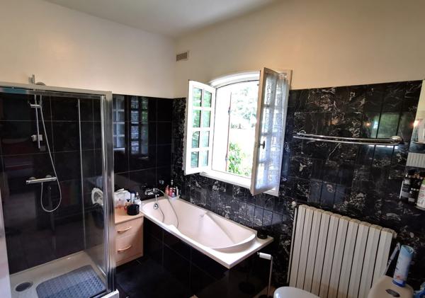 Propriété avec piscine, court de tennis et accès Dordogne