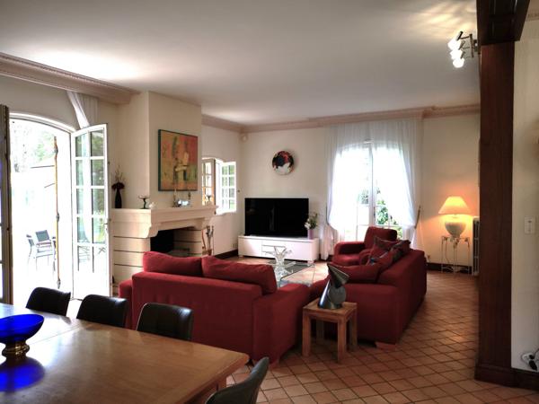 Propriété avec piscine, court de tennis et accès Dordogne