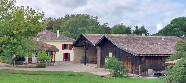 Ensemble immobilier Grateloup Saint Gayrand : Maison 8 pièce(s) 303 m2 + Appartement T2 indépendant+ Dépendances