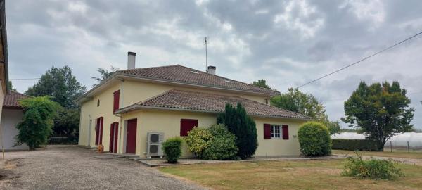 Ensemble immobilier Grateloup Saint Gayrand : Maison 8 pièce(s) 303 m2 + Appartement T2 indépendant+ Dépendances