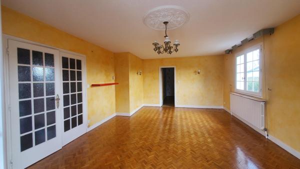 Maison T4 sur sous-sol avec 3 belles chambres, un grand garage, un terrain découpable et constructible et des aides de l'état pour la rénovation énergétique...