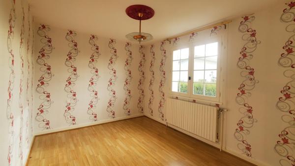 Maison T4 sur sous-sol avec 3 belles chambres, un grand garage, un terrain découpable et constructible et des aides de l'état pour la rénovation énergétique...