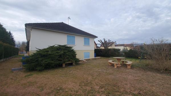 Maison T4 sur sous-sol avec 3 belles chambres, un grand garage, un terrain découpable et constructible et des aides de l'état pour la rénovation énergétique...