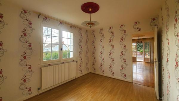 Maison T4 sur sous-sol avec 3 belles chambres, un grand garage, un terrain découpable et constructible et des aides de l'état pour la rénovation énergétique...