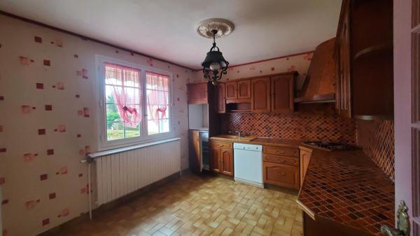 Maison T4 sur sous-sol avec 3 belles chambres, un grand garage, un terrain découpable et constructible et des aides de l'état pour la rénovation énergétique...