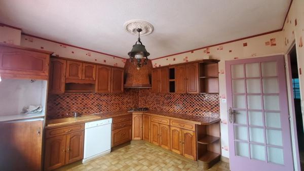 Maison T4 sur sous-sol avec 3 belles chambres, un grand garage, un terrain découpable et constructible et des aides de l'état pour la rénovation énergétique...