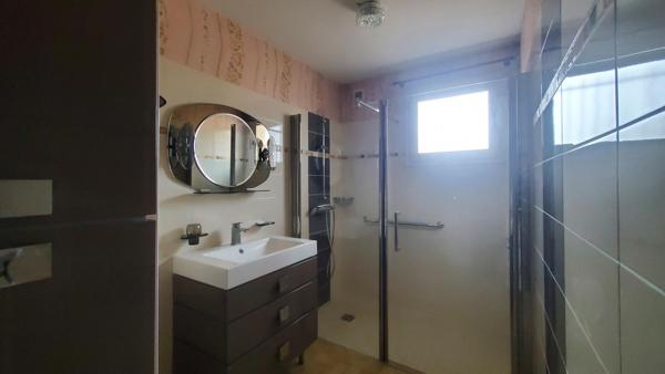 Maison T4 sur sous-sol avec 3 belles chambres, un grand garage, un terrain découpable et constructible et des aides de l'état pour la rénovation énergétique...