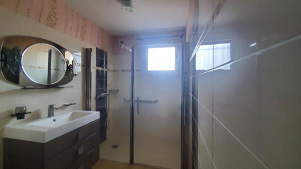 Maison T4 sur sous-sol avec 3 belles chambres, un grand garage, un terrain découpable et constructible et des aides de l'état pour la rénovation énergétique...