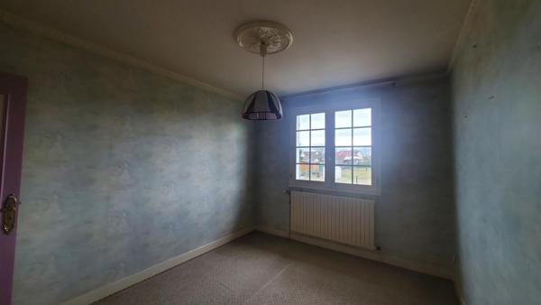 Maison T4 sur sous-sol avec 3 belles chambres, un grand garage, un terrain découpable et constructible et des aides de l'état pour la rénovation énergétique...