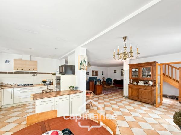 Spacieuse maison familiale en brique – 4 chambres, terrasse de 60 m² avec pergola – Proximité immédiate du centre de Noyal-Pontivy