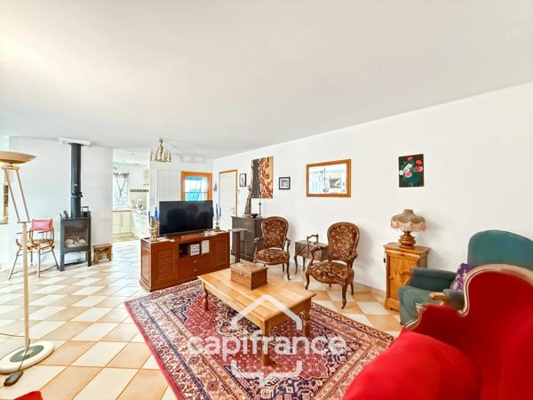 Spacieuse maison familiale en brique – 4 chambres, terrasse de 60 m² avec pergola – Proximité immédiate du centre de Noyal-Pontivy