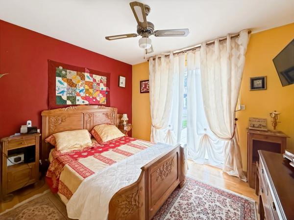 Spacieuse maison familiale en brique – 4 chambres, terrasse de 60 m² avec pergola – Proximité immédiate du centre de Noyal-Pontivy