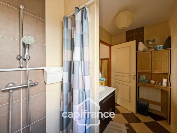 Spacieuse maison familiale en brique – 4 chambres, terrasse de 60 m² avec pergola – Proximité immédiate du centre de Noyal-Pontivy