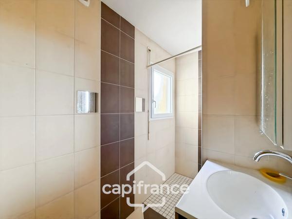 Spacieuse maison familiale en brique – 4 chambres, terrasse de 60 m² avec pergola – Proximité immédiate du centre de Noyal-Pontivy