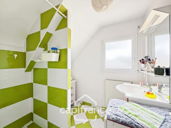 Spacieuse maison familiale en brique – 4 chambres, terrasse de 60 m² avec pergola – Proximité immédiate du centre de Noyal-Pontivy